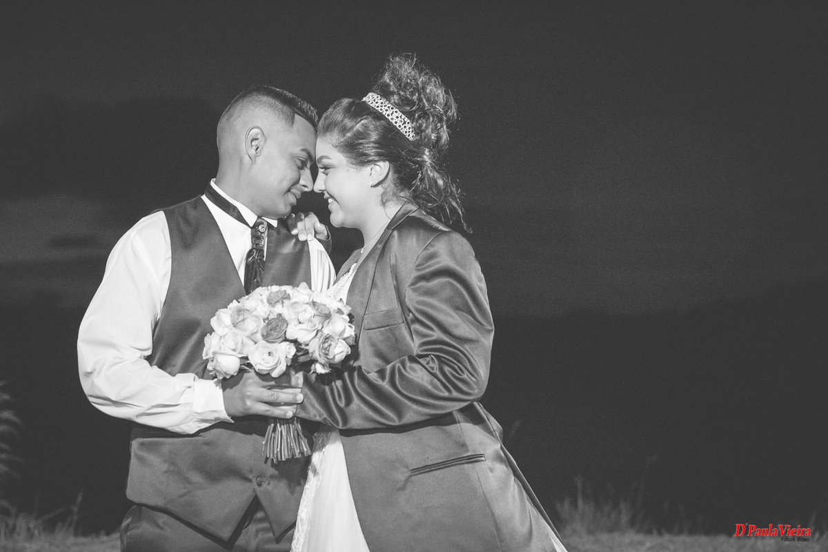 casamento-ibiuna-sp-Larissa-e-israel-sitio-takano-fotografo-de-casamento-dpaula-vieira-casal-buque-noivos-sorriso