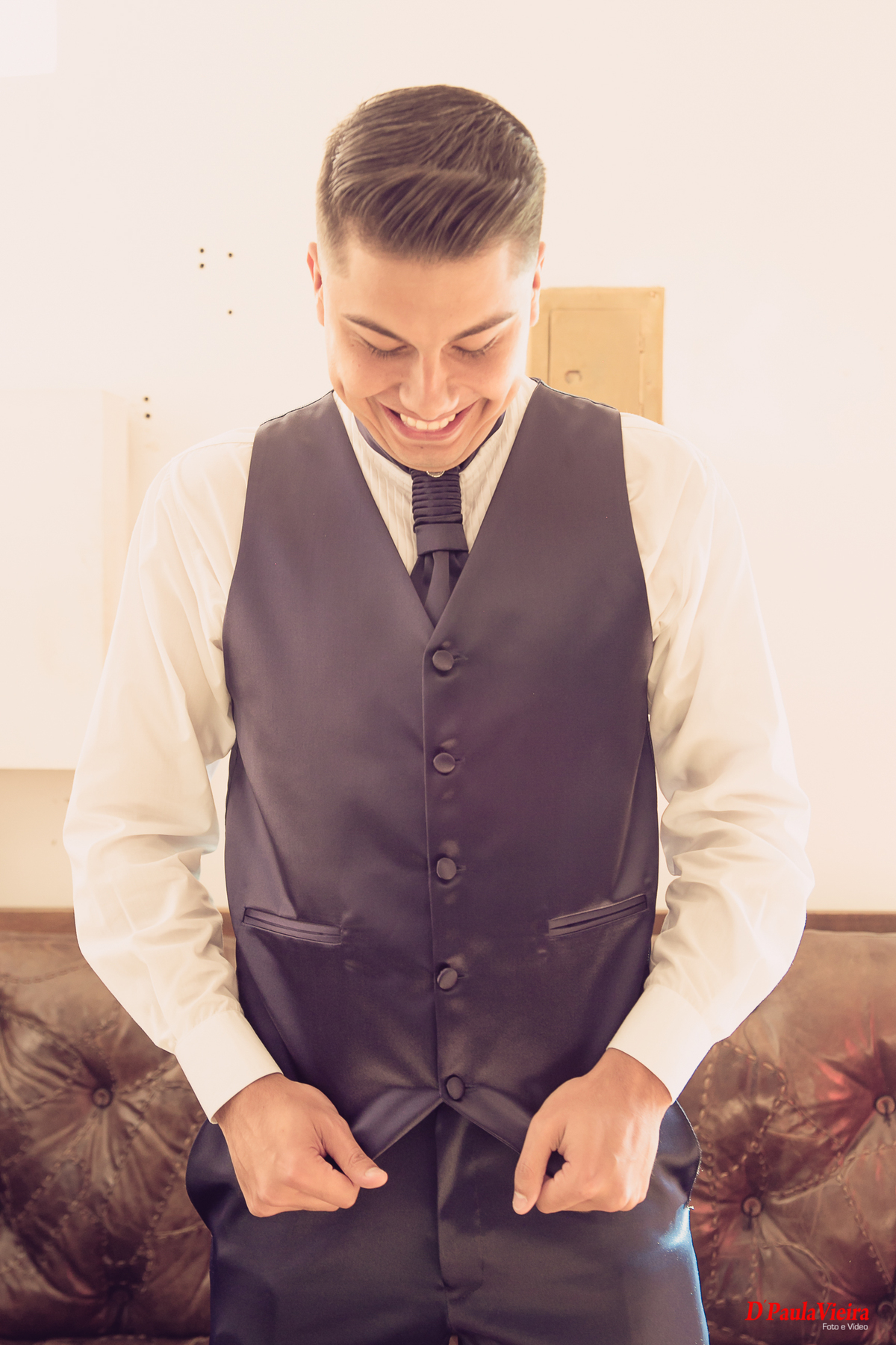 casamento-ibiuna-sp-gabriela-e-matheus-clube-de-campo-de-ibiuna-fotografo-de-casamento-dpaula-vieira-making Of-noivo-camisa-noivo-gravata-sorriso-noivo