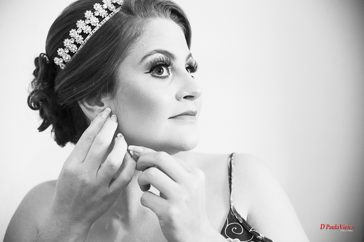 foto-e-video-ibiuna-sp-Bruna-e-Wellington-piedade-sao-paulo-sitio-das-borboletas-fotografo-de-casamento-dpaula-vieira-making Of-noiva-mão-penteado-noiva-coroa