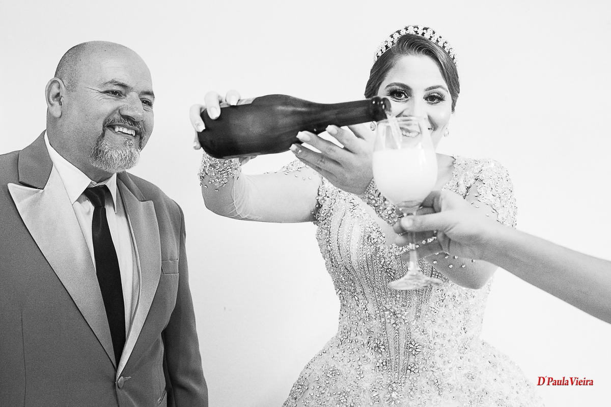 foto-e-video-ibiuna-sp-Bruna-e-Wellington-piedade-sao-paulo-sitio-das-borboletas-fotografo-de-casamento-dpaula-vieira-making Of-noiva-e-pai-champanhe-taça-penteado-noiva-coroa