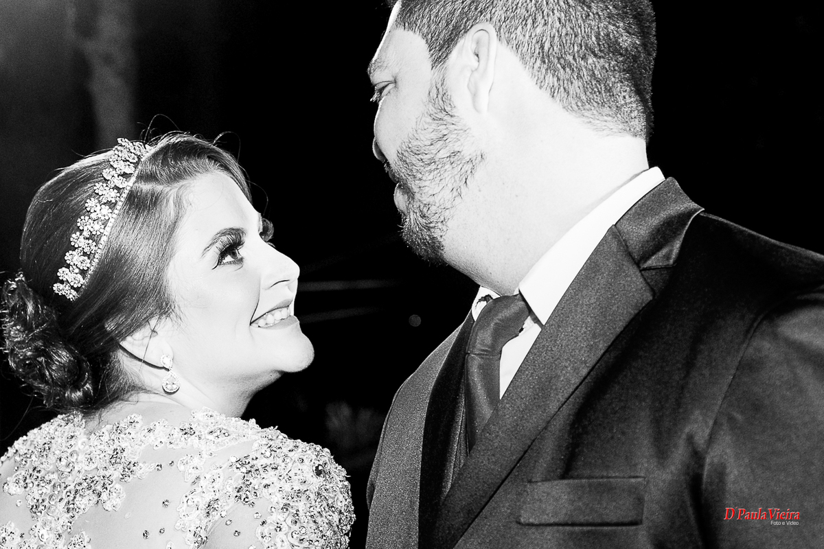 foto-e-video-ibiuna-sp-Bruna-e-Wellington-piedade-sao-paulo-sitio-das-borboletas-fotografo-de-casamento-dpaula-vieira-olhares-noiva-e-noivo-penteado-noiva-coroa-sorrisos-barba-noivo-terno-gravata-vestido-noiva