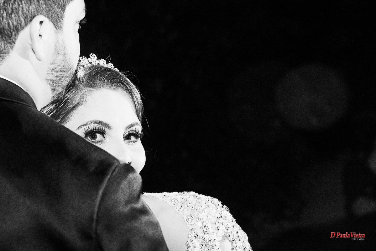 foto-e-video-ibiuna-sp-Bruna-e-Wellington-piedade-sao-paulo-sitio-das-borboletas-fotografo-de-casamento-dpaula-vieira-noivo-e-noiva-maquiagem-coroa-penteado-coroa-terno-barba-noivo