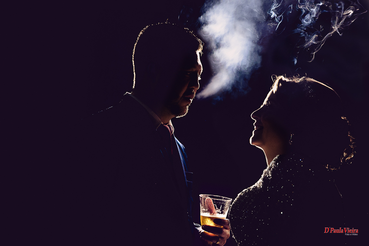 foto-e-video-ibiuna-sp-Bruna-e-Wellington-piedade-sao-paulo-sitio-das-borboletas-fotografo-de-casamento-dpaula-vieira-noivos-noiva-e-noivo-fumaça-copo-bebida