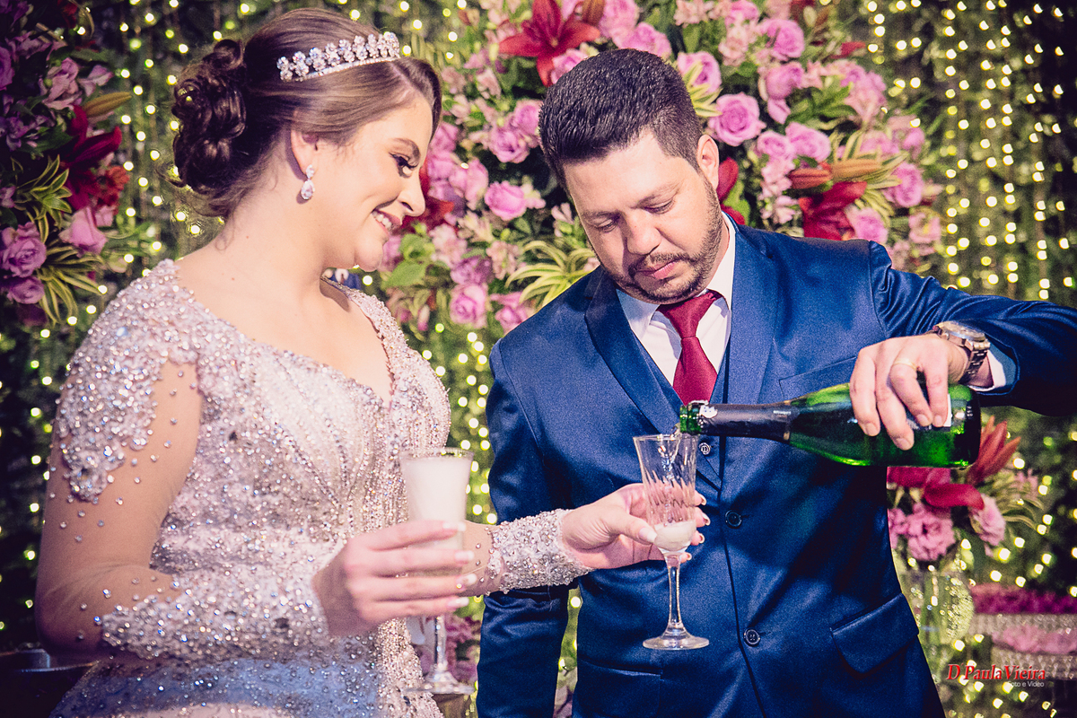 foto-e-video-ibiuna-sp-Bruna-e-Wellington-piedade-sao-paulo-sitio-das-borboletas-fotografo-de-casamento-dpaula-vieira-noivos-vestido-de-noiva-penteado-coroa-terno-de-noivo-gravata-relogio-taças-champanhe-brinde-decoração-flores-luz-bebida