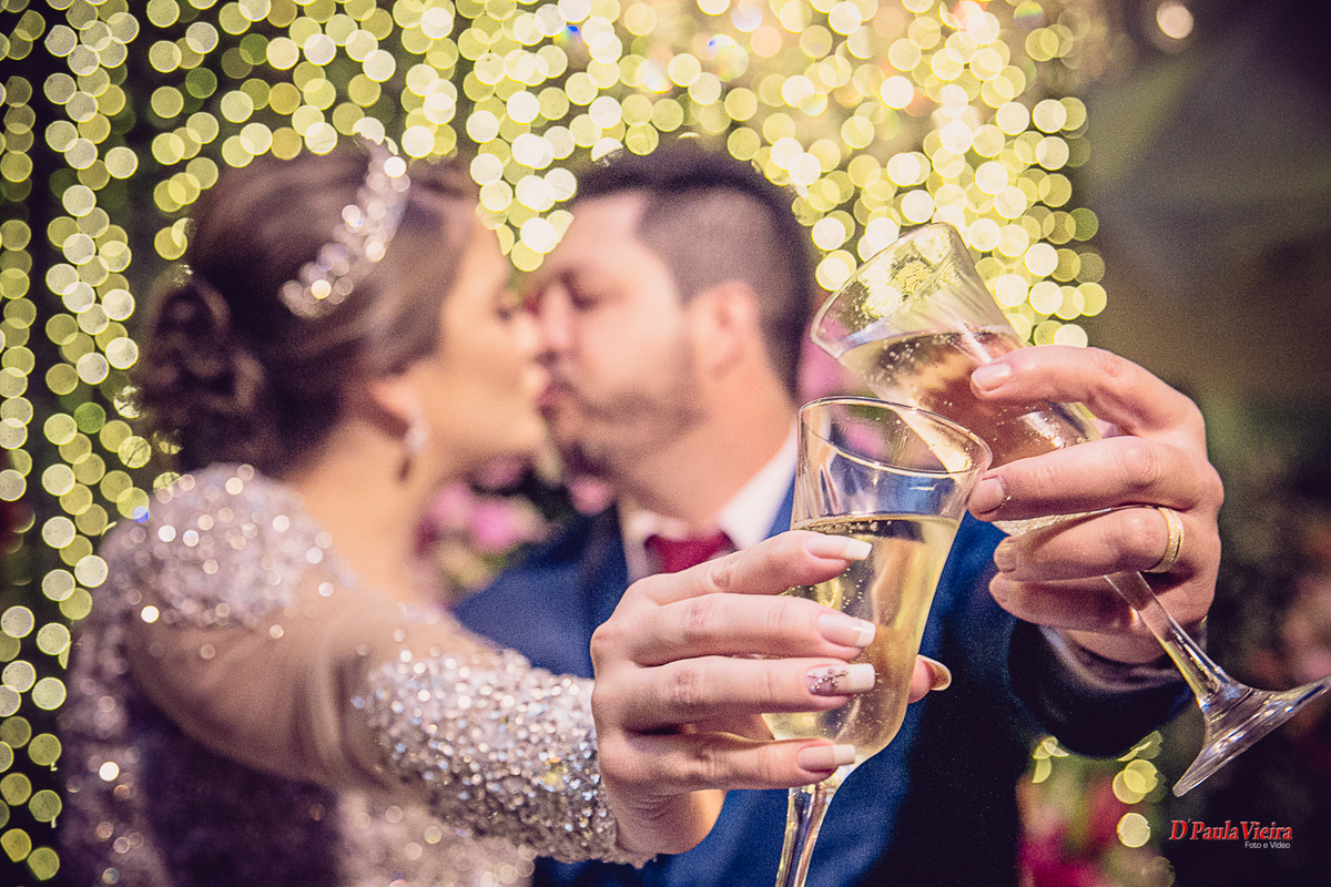 foto-e-video-ibiuna-sp-Bruna-e-Wellington-piedade-sao-paulo-sitio-das-borboletas-fotografo-de-casamento-dpaula-vieira-noivos-decoração-luz-taças-brinde-bebida-unhas-aliança-beijinho-vestido-de-noiva-penteado-coroa-noivo