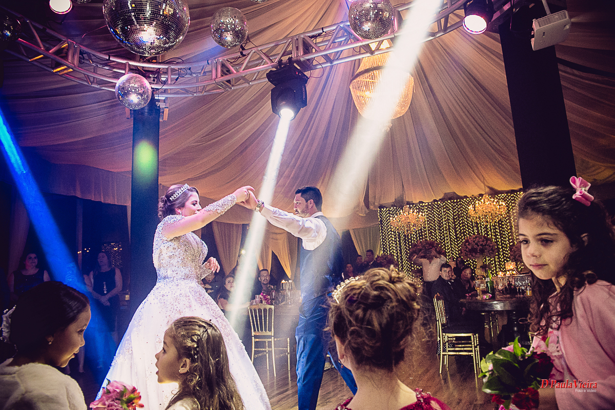 foto-e-video-ibiuna-sp-Bruna-e-Wellington-piedade-sao-paulo-sitio-das-borboletas-fotografo-de-casamento-dpaula-vieira-noivos-dança-balada-festa-luz-noivo-e-noiva-crianças-vestido-de-noiva-terno-de-noivo-decoração
