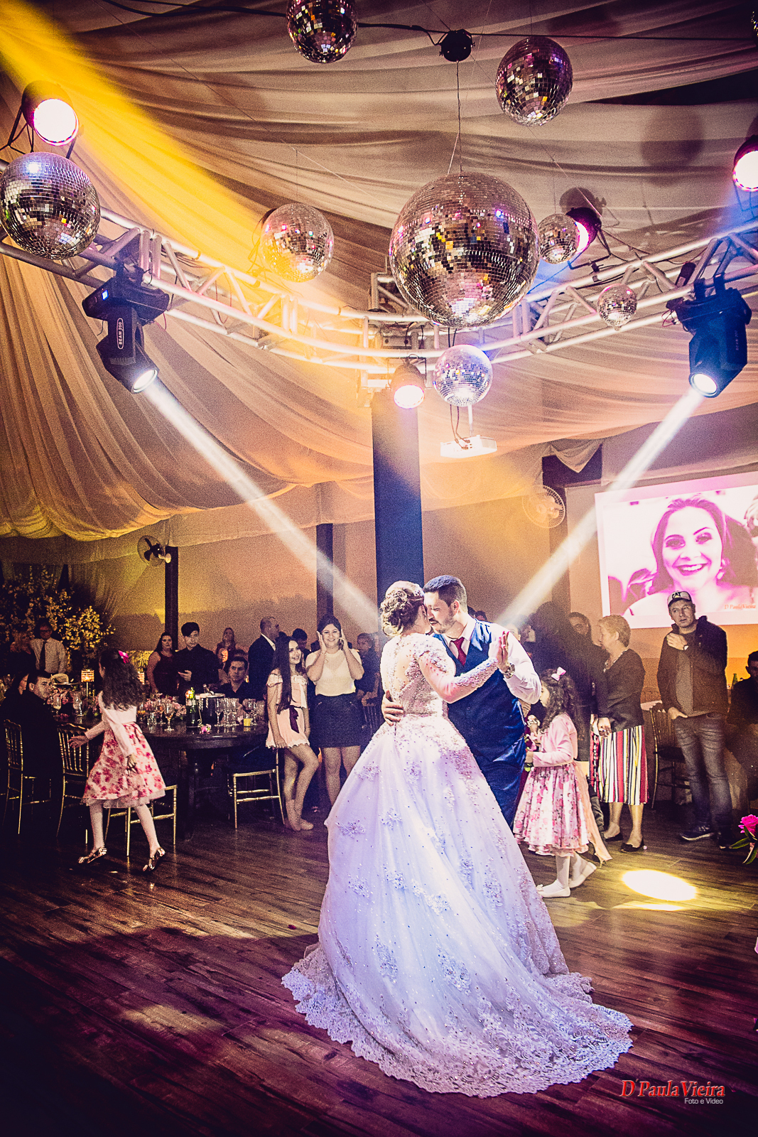 foto-e-video-ibiuna-sp-Bruna-e-Wellington-piedade-sao-paulo-sitio-das-borboletas-fotografo-de-casamento-dpaula-vieira-noivos-festa-balada-luz-decoração-convidados-dança-noivo-e-noiva