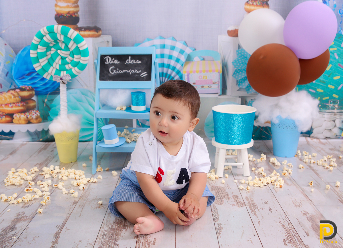 studio-estudio-foto-fotografia-book-gestante-acompanhamento-bebe-mesversario-casal-smash-newborn-ibiuna-aniversario-sao-paulo-cenario-de-doces-pirulitos-coloridos-pipoca-balões