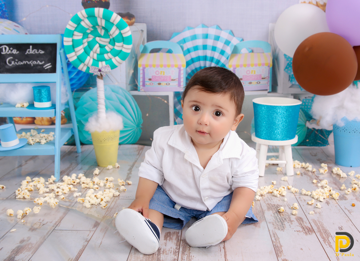 studio-estudio-foto-fotografia-book-gestante-acompanhamento-bebe-mesversario-casal-smash-newborn-ibiuna-aniversario-sao-paulo-cenario-de-doces-pirulitos-coloridos-pipoca-balões