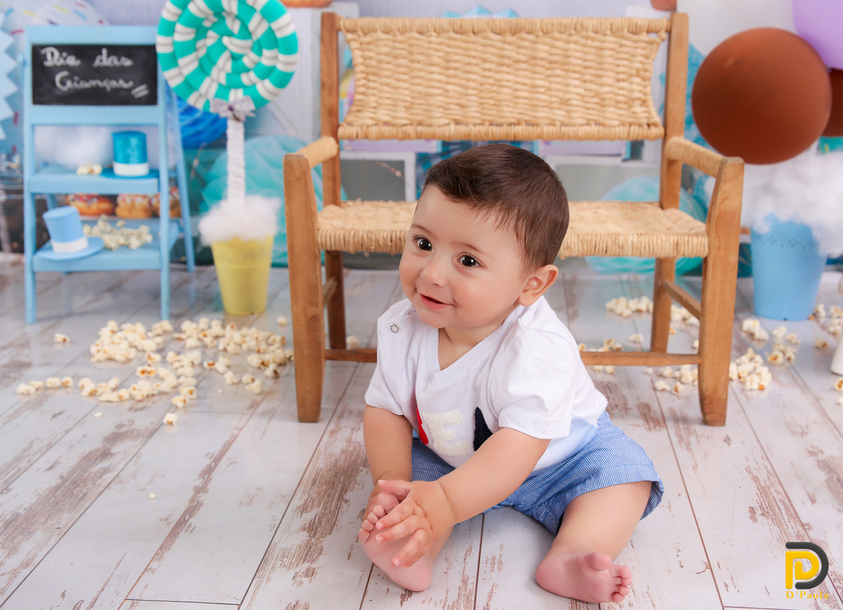 studio-estudio-foto-fotografia-book-gestante-acompanhamento-bebe-mesversario-casal-smash-newborn-ibiuna-aniversario-sao-paulo-cenario-de-doces-pirulitos-coloridos-pipoca-balões