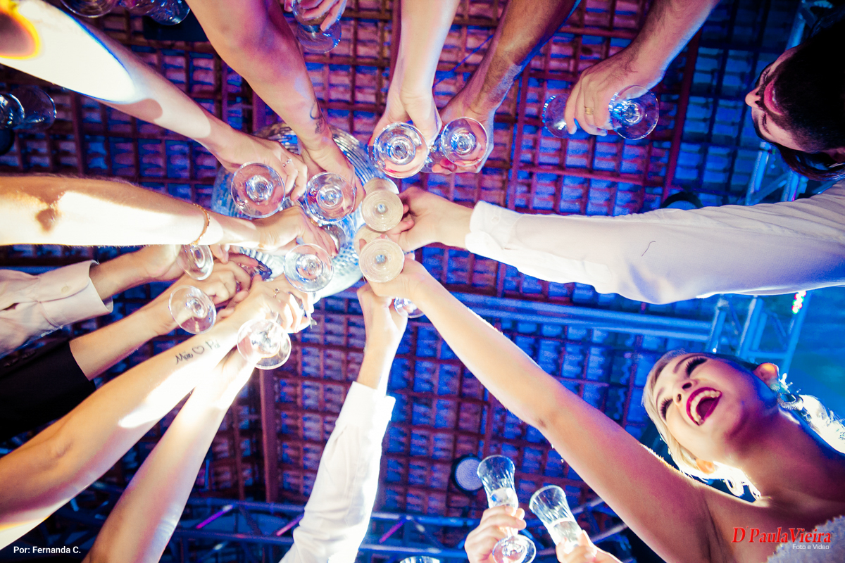 brinde-noivos-felizes-foto-video-dpaula vieira-sp-casamento-studio-acompanhamento-ibiuna-sao roque-sorocaba-mairinque-interior-sao paulo-gestante-pre wedding-acompanhamento-15 anos