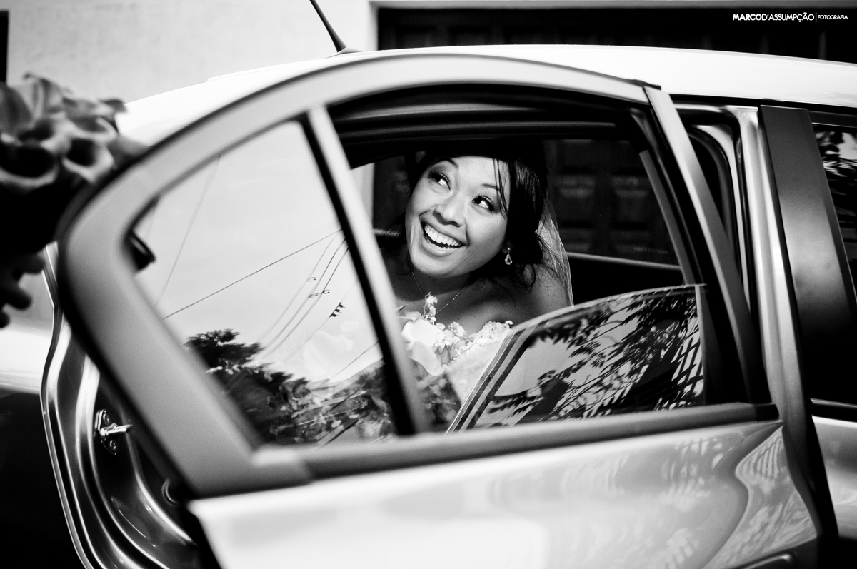noiva sorrindo dentro do carro 