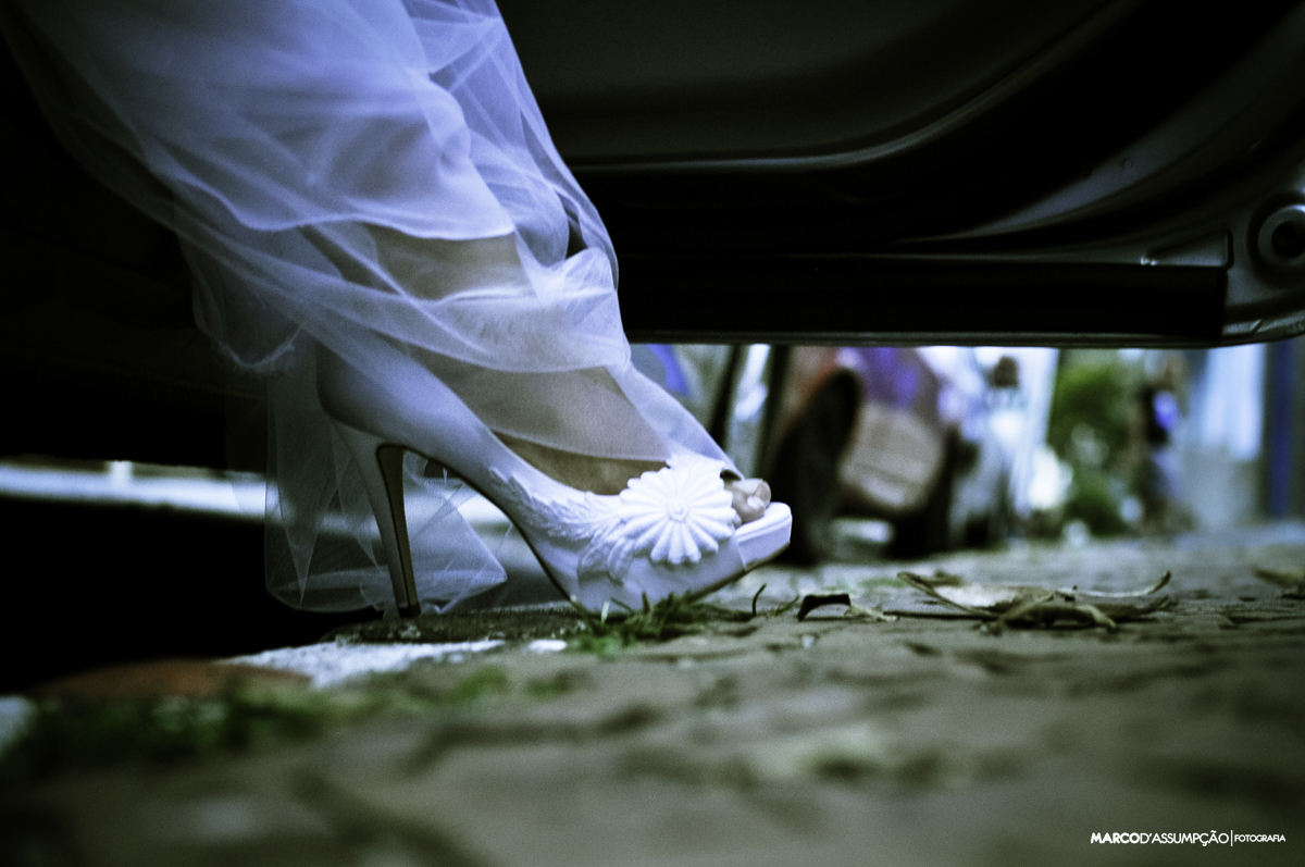 sapato da noiva em detalhe saindo do carro