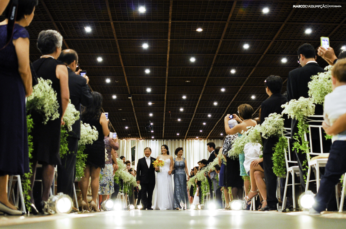 entrada da noiva com os pais na cerimonia de casamento