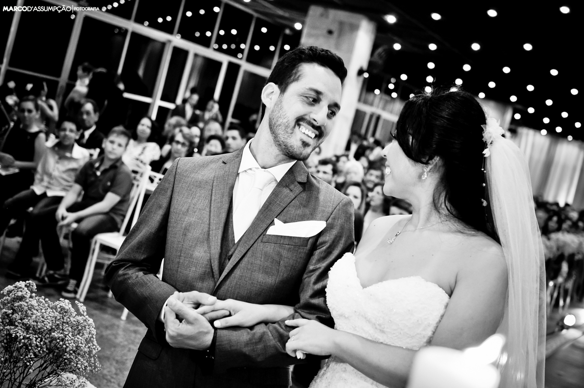 casal sorrindo se olhando