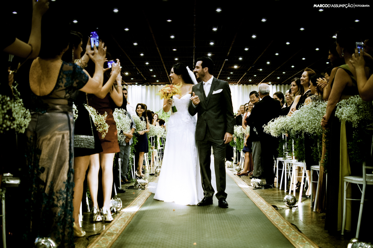 casal saindo no final da cerimonia