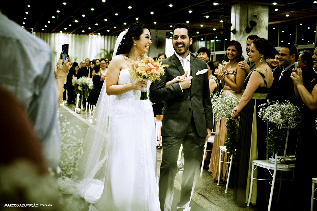 casal saindo felizes comemorando com convidados