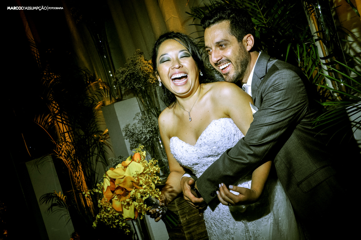 casal sorridentes em sessão de fotos