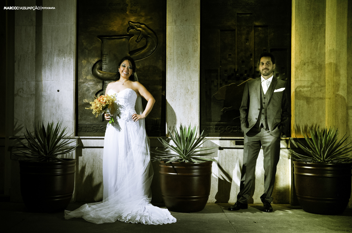 casal fazendo pose para foto pos cerimonia com luz de flash