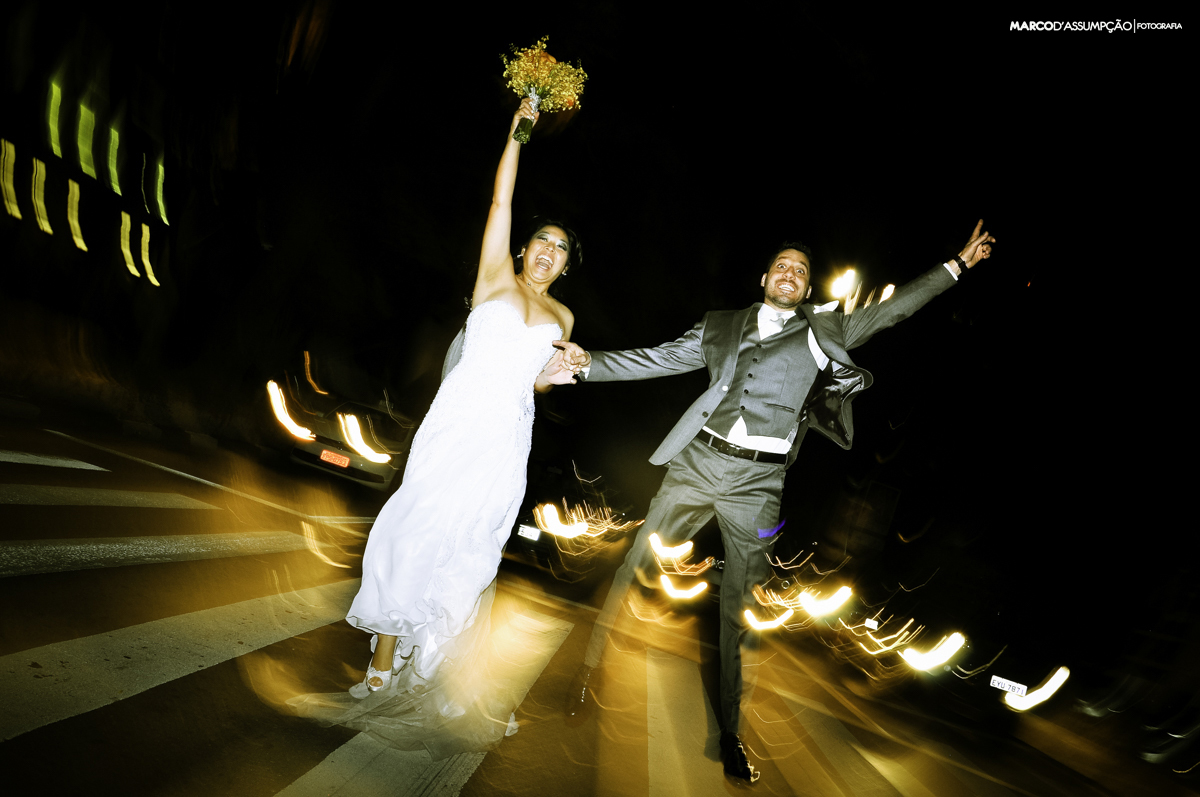 noivo e noiva pulando alegres