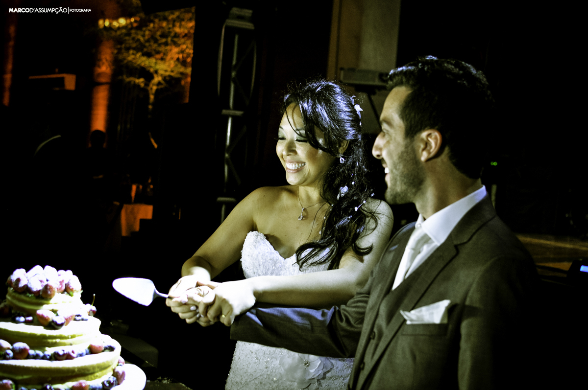 noivo e noiva cortando bolo de casamento