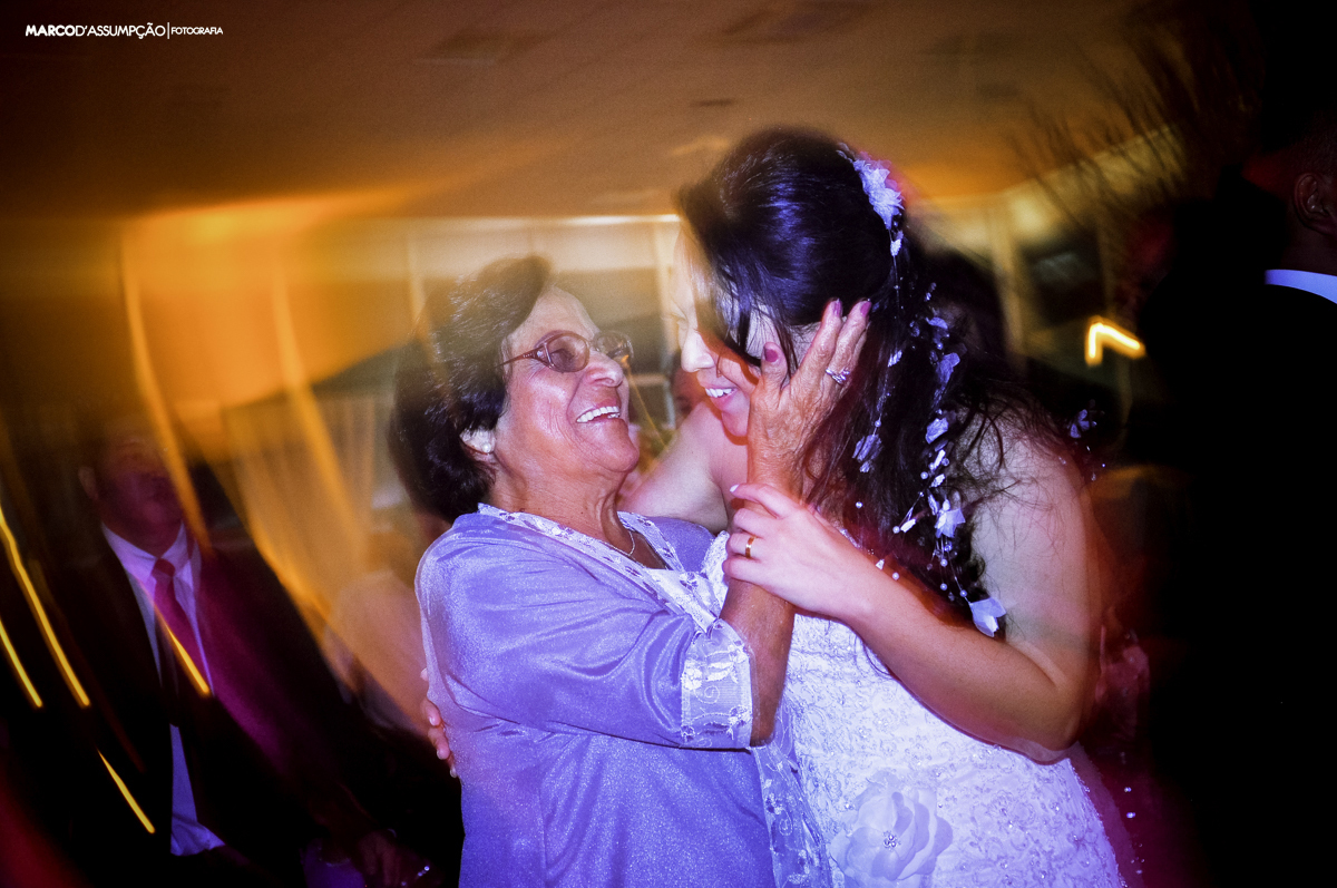 noiva recebendo beijo durante festa