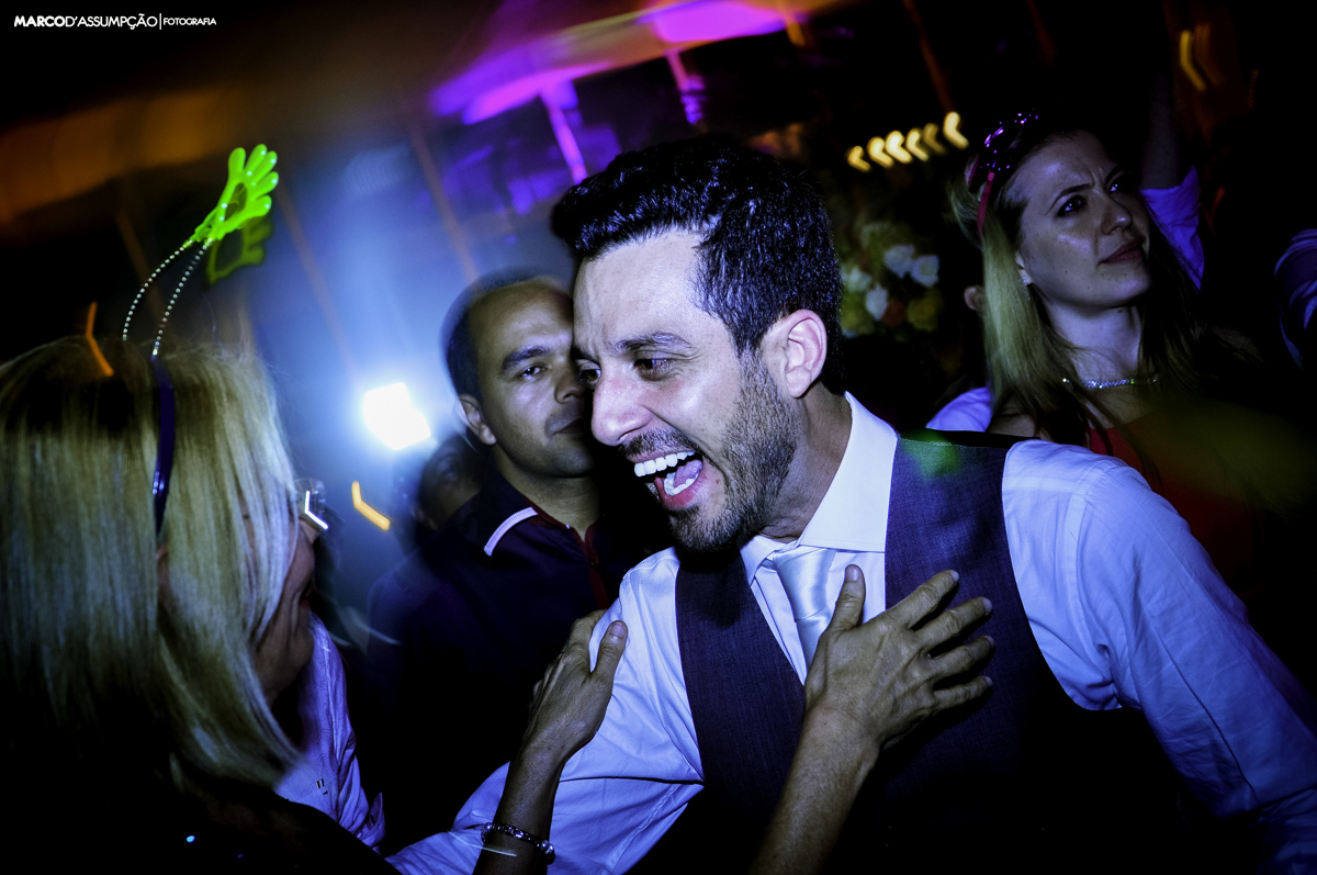 noivo sorrindo e dançando durante casamento