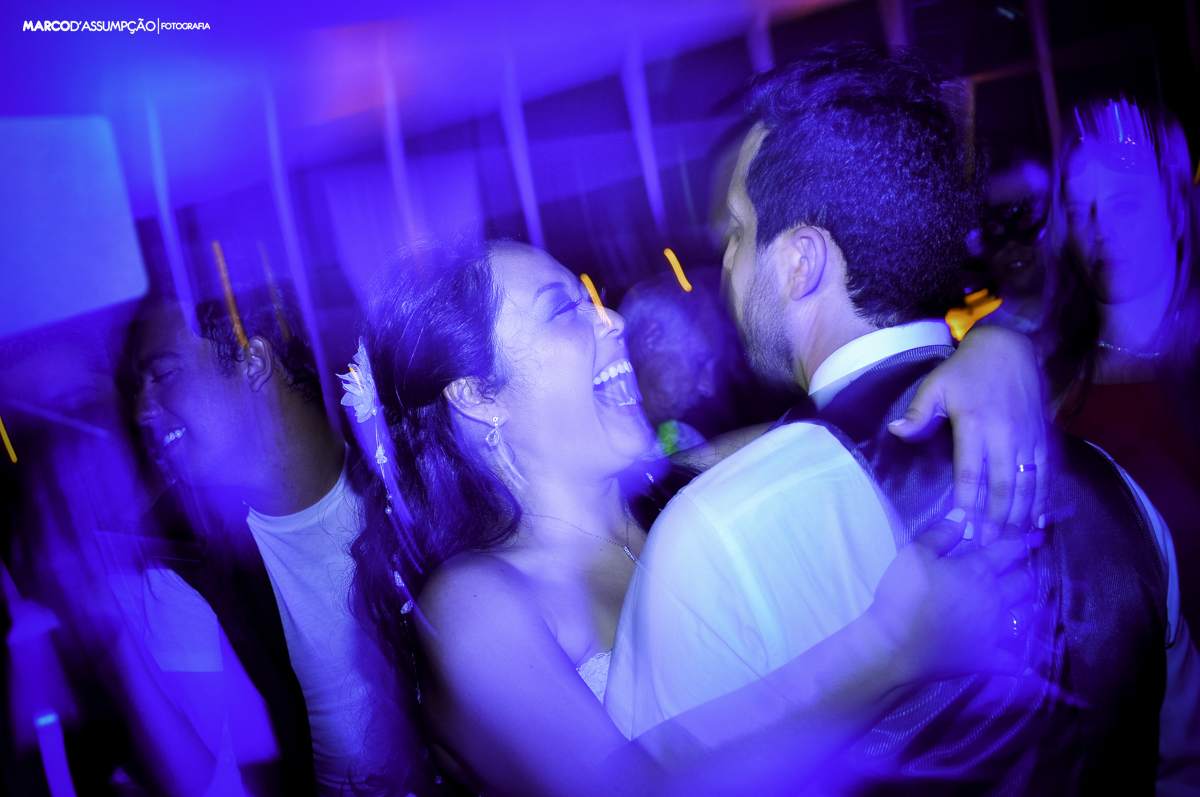 noivos felizes durante boate com feito de luzes