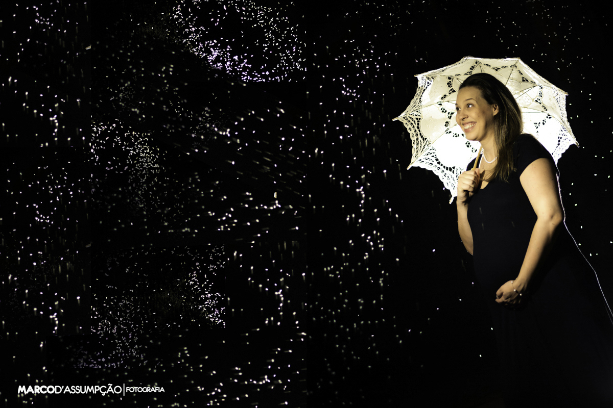 gestante com sombrinha e efeitos de luzes