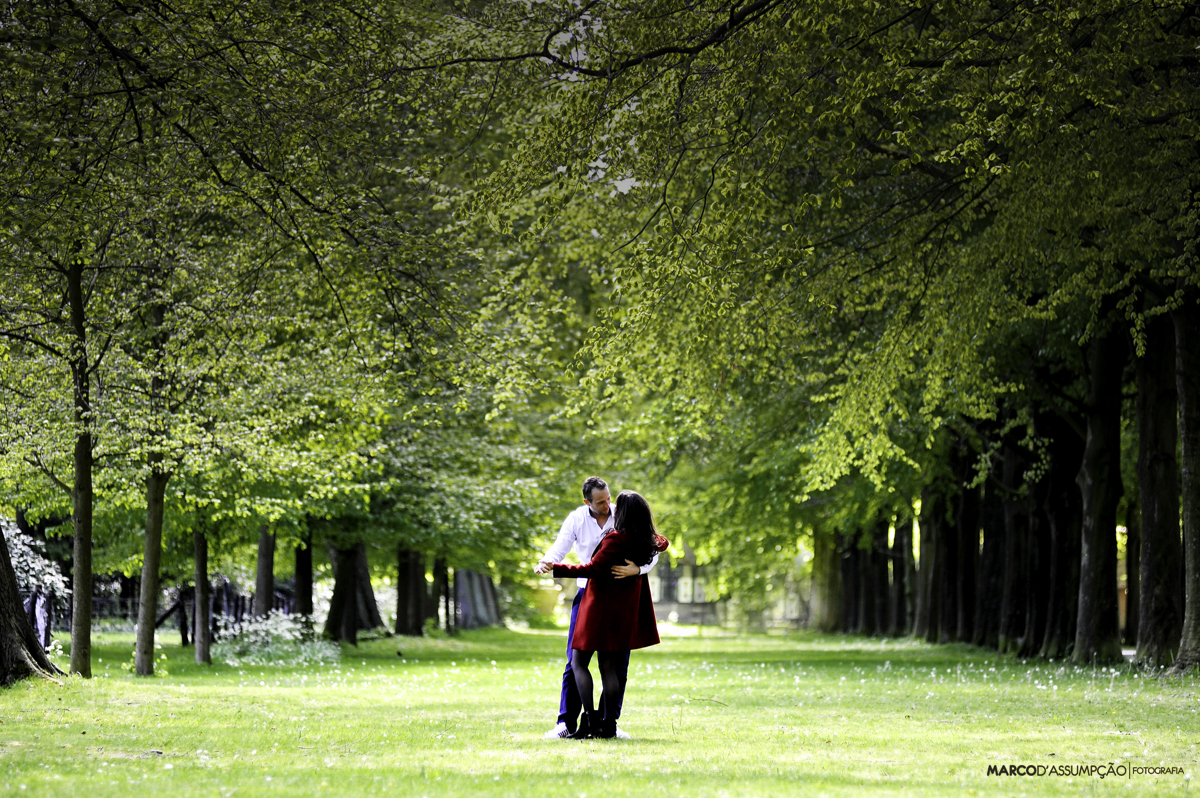 casal fotografado nas arvores