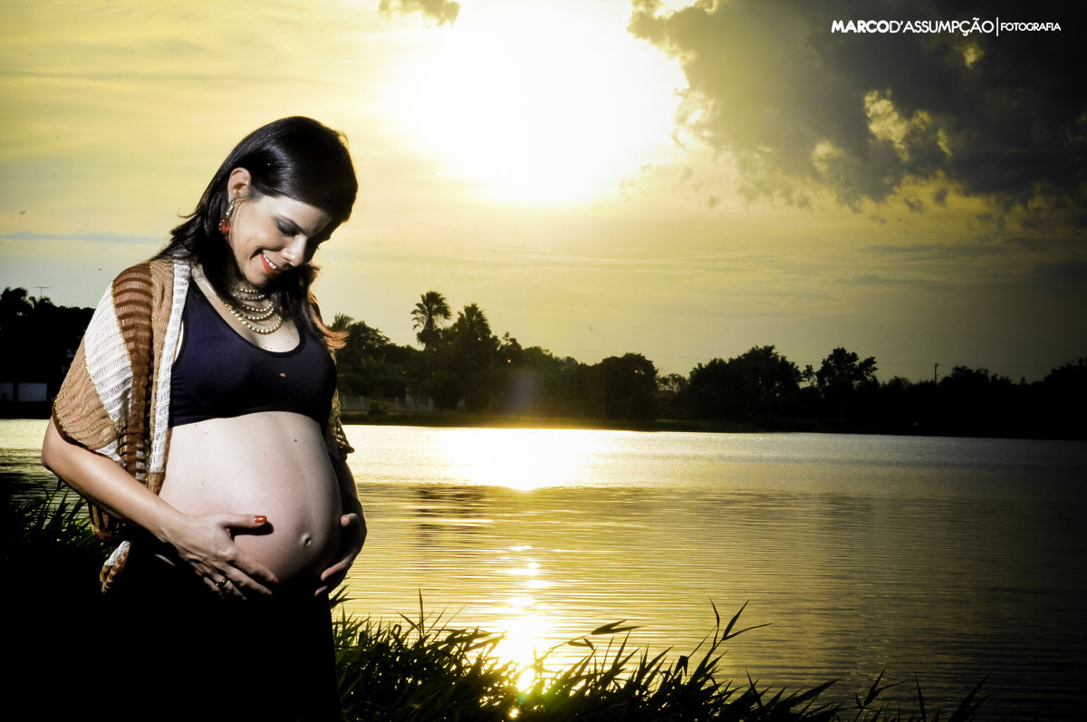 gestante acariciando barriga em por do sol em indaiatuba