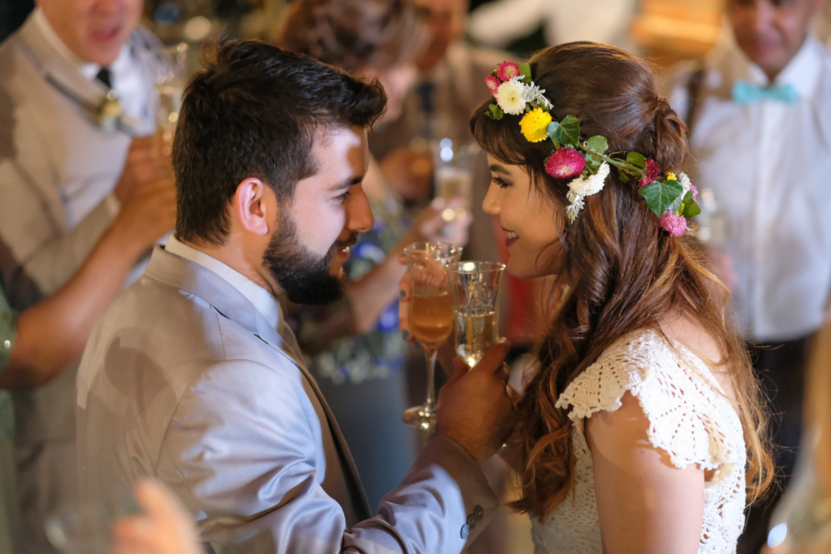 noivos brindando com taças