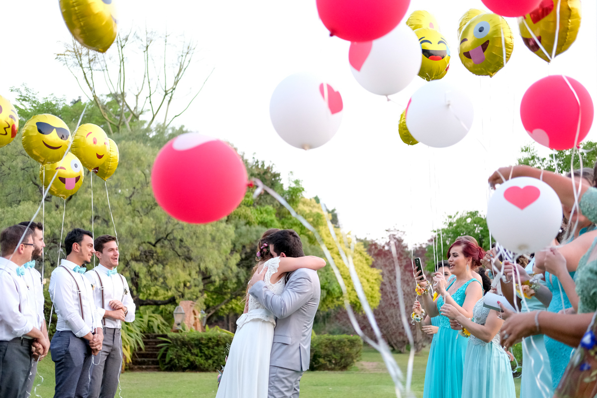 noivos se abraçam no final da cerimonia