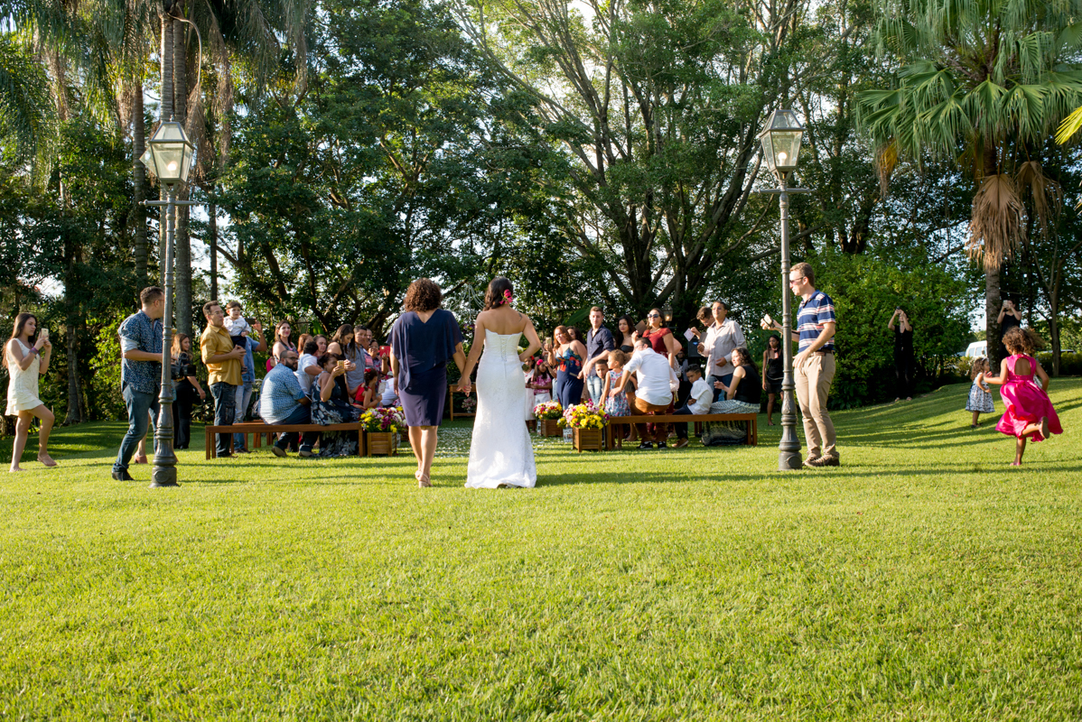 oiva e sua mae indo de costas para cerimonia