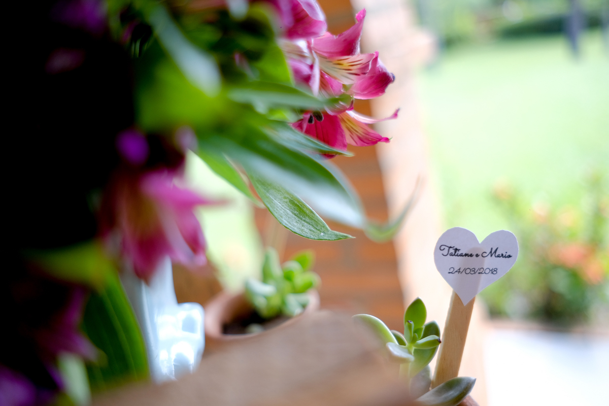 placa com os nomes dos noivos e flores