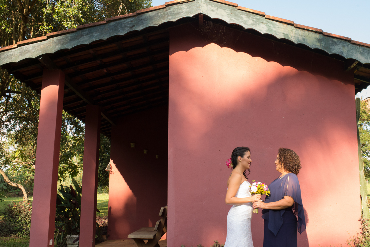 noiva e sua mae antes da cerimonia em frente a casa da noiva