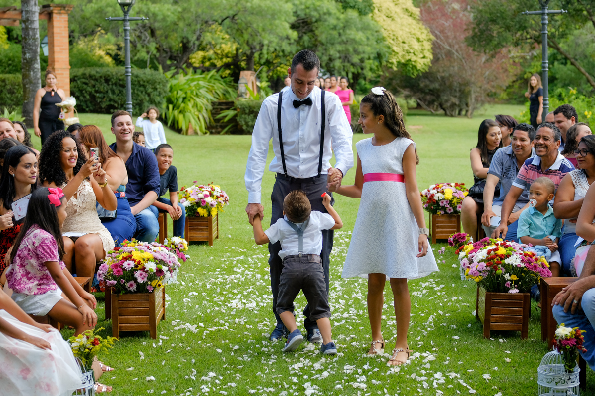 noivo entrando com os filhos durante cerimonia