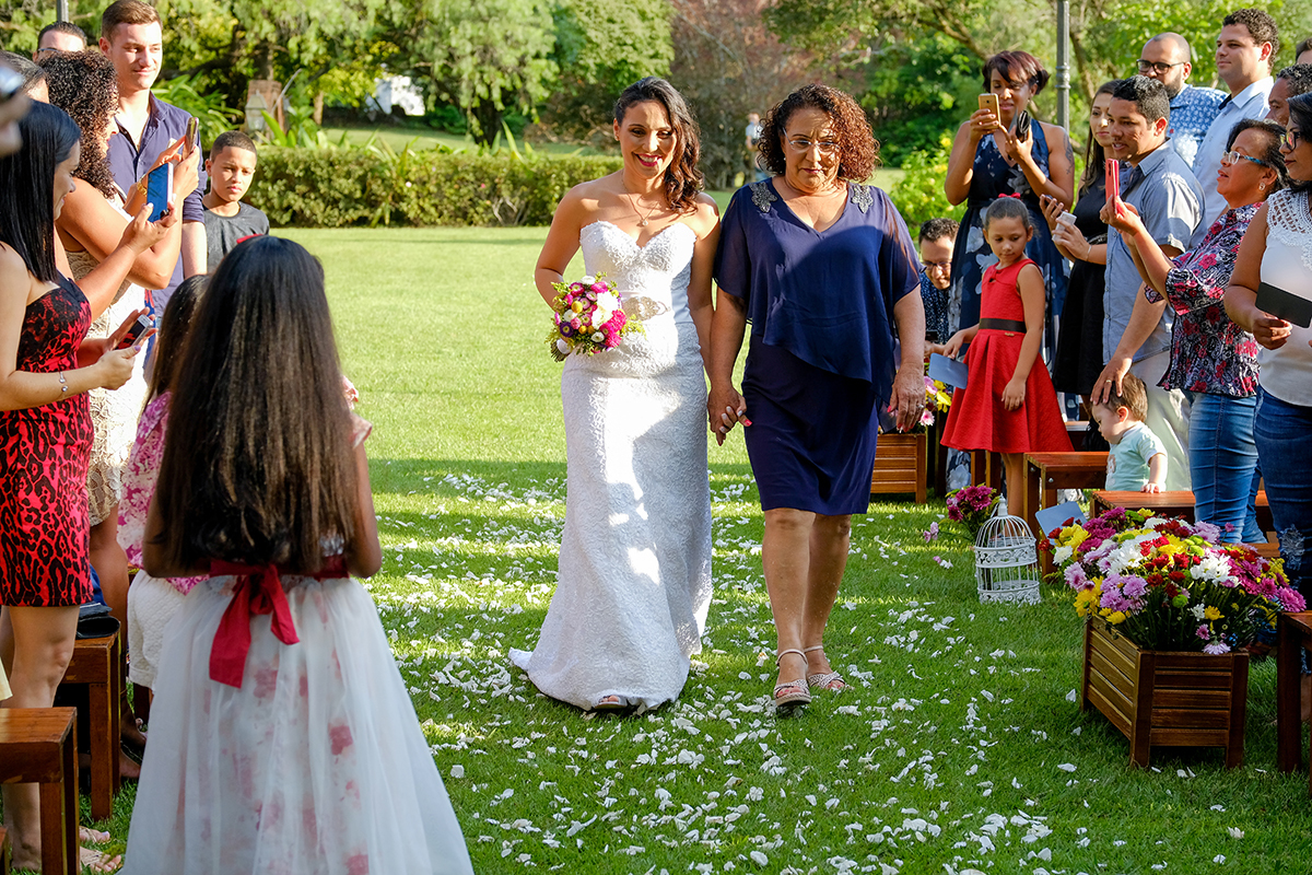 noiva e sua mae entrando na cerimonia no sitio
