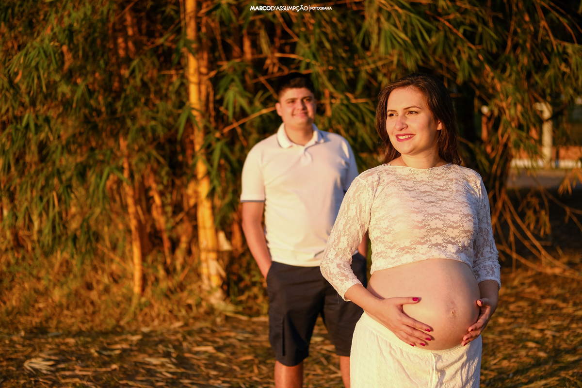 casal posando em por do sol em indaiatuba