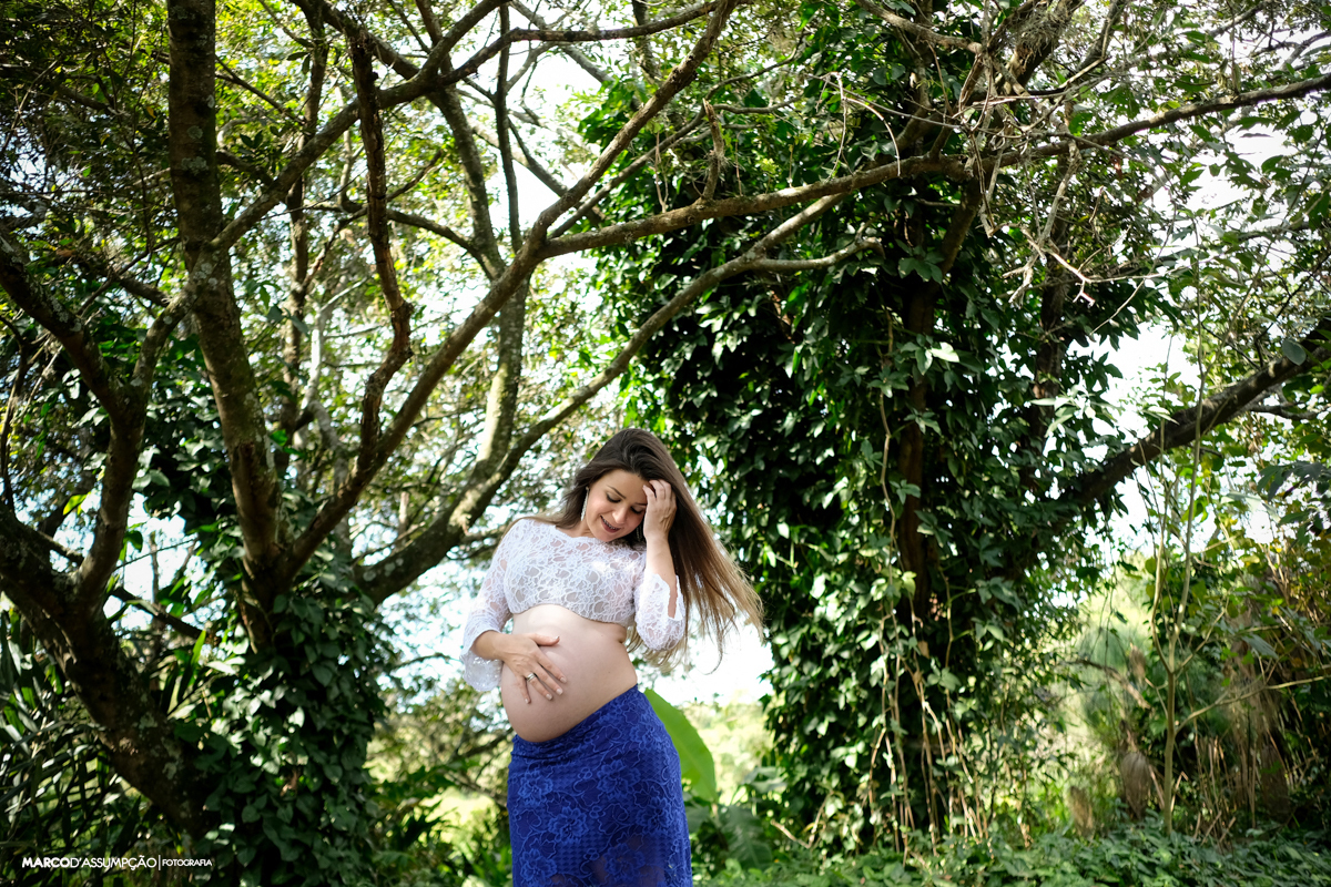 gestante em meio aarvores em indaiatuba