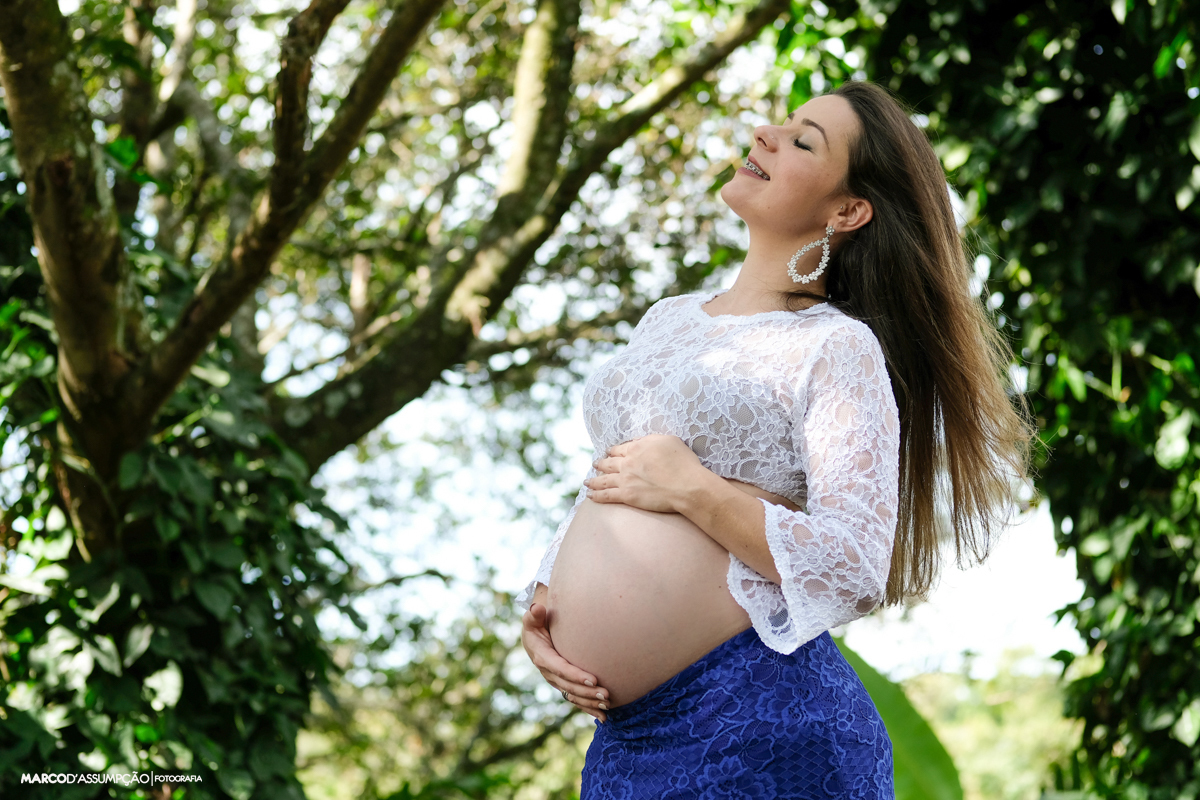 gestante em meio aarvores em indaiatuba