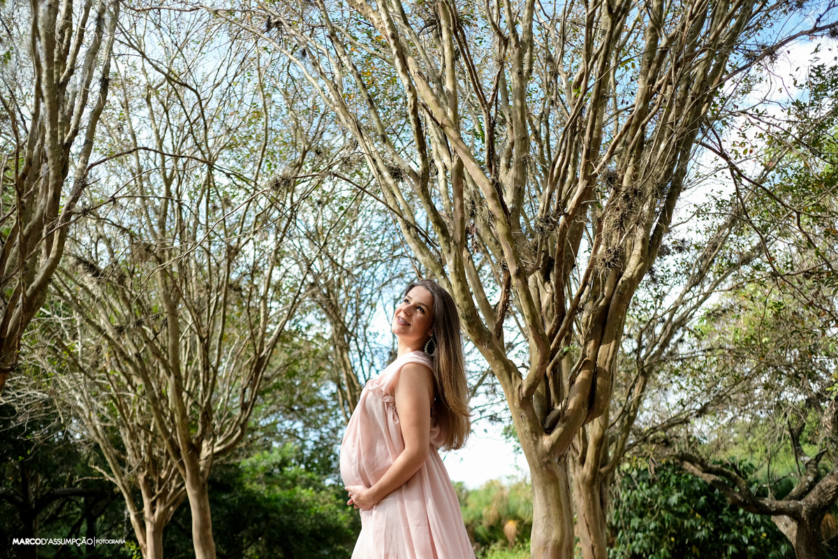 gestante em meio aarvores em indaiatuba