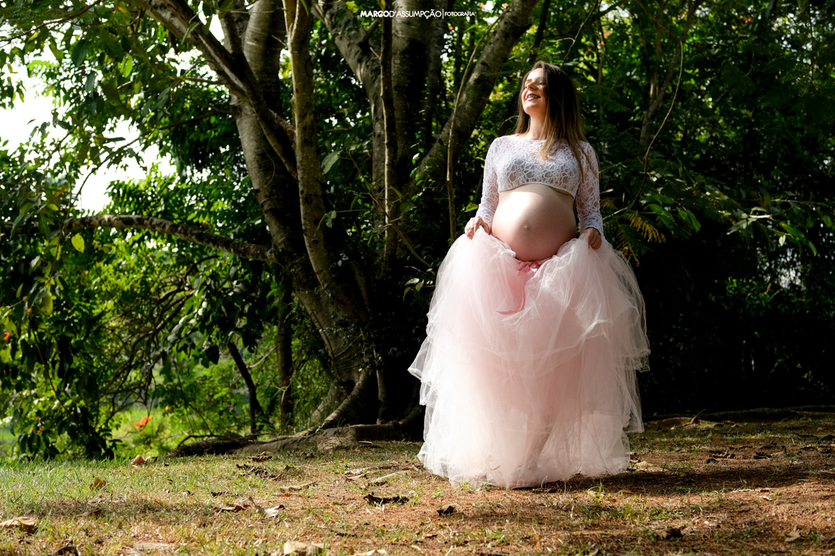 gestante com saia rosa durante ensaio em indaiatuba