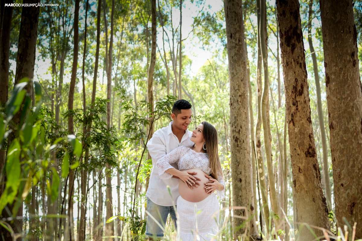 casal em meio a eucalipto durante ensaio de gestante em indaiatuba

