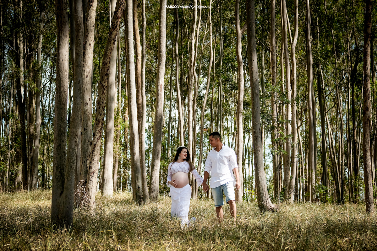 casal andando em meio a eucalipto durante ensaio de gestante em indaiatuba
