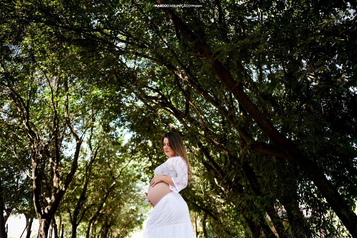 gestante em meio aarvores em indaiatuba