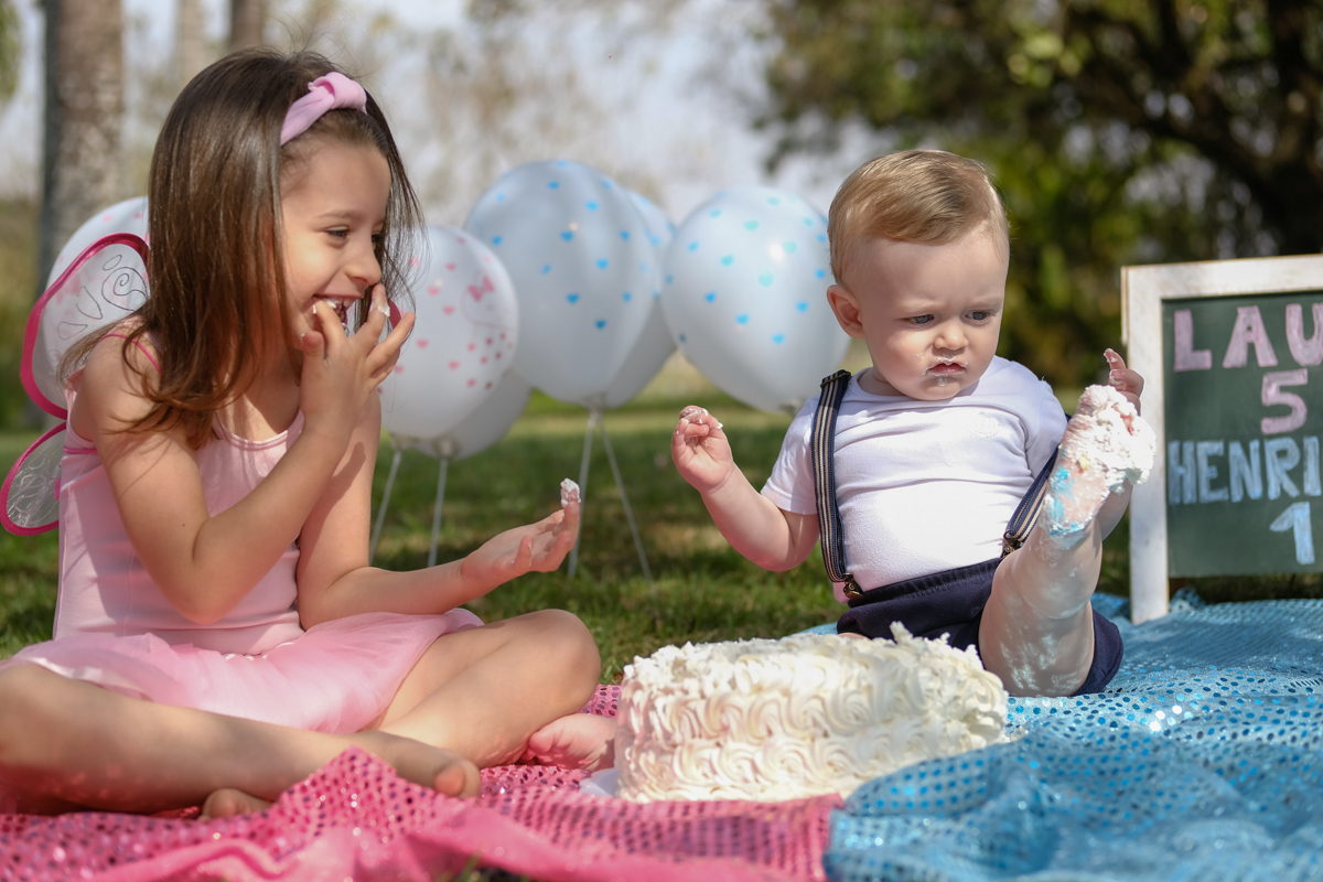 irmãos brincando com bolo