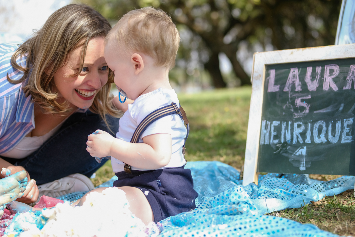 mamae brincando com seu filho