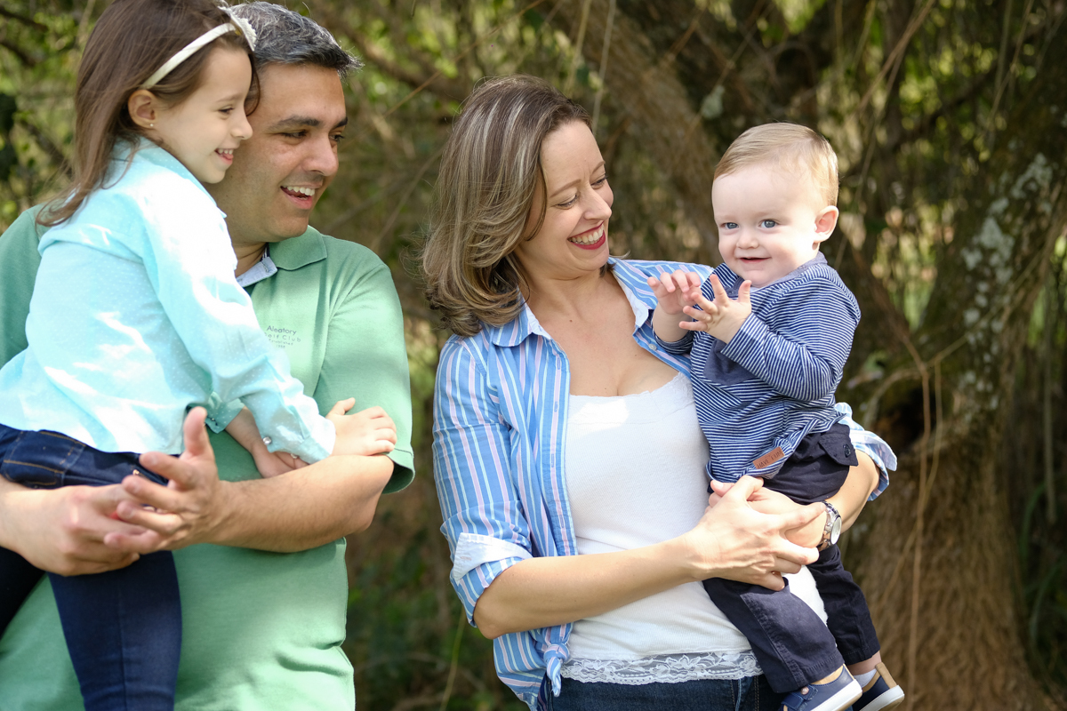 familia sorrindo na natureza em ensaio