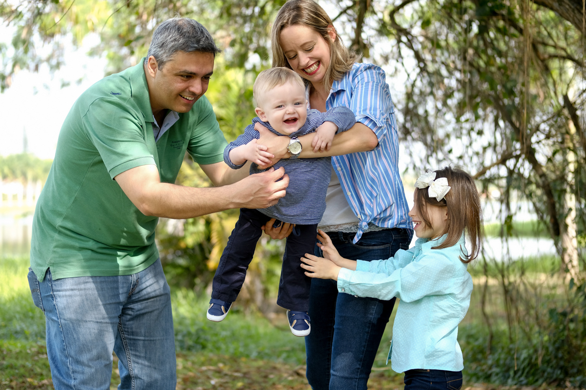 pais brincando com os filhos
